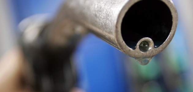 Benzina se va ieftini în Moldova, dar șoferii nici nu vor sesiza acest lucru