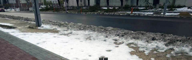 В Кишиневе начала проваливаться новая тротуарная плитка