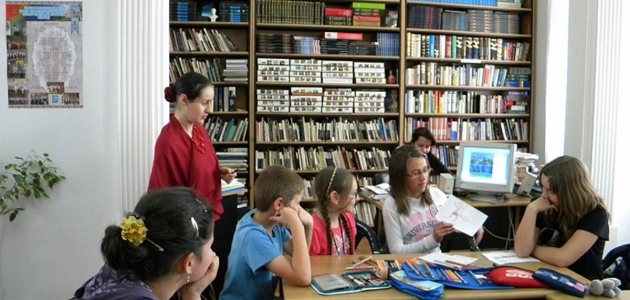 Copiii pasionaţi de lectură au inundat Salonul Internaţional de Carte