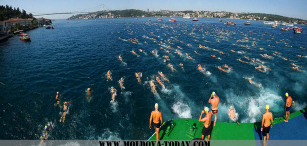 24 спортсмена из Молдовы участвовали в заплыве через Босфор