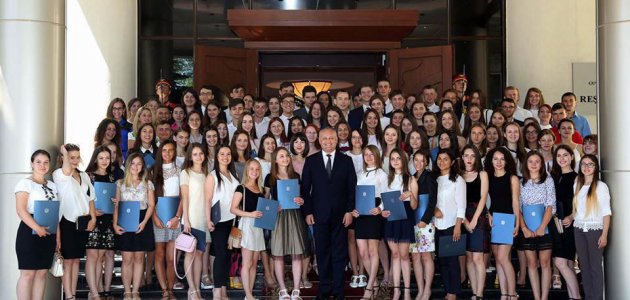 Președintele a acordat o sută de „Diplome de Onoare” celor mai buni absolvenți