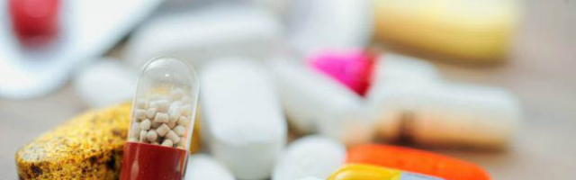 Zeci de farmacişti au fost amendați pentru că vindeau antibiotice fără reţete