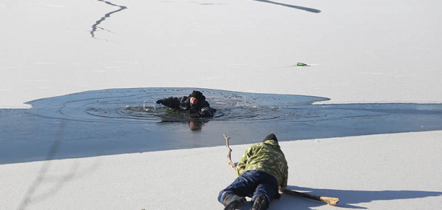 Спасатели провели учения по спасению людей провалившихся под лед
