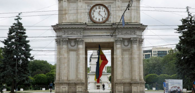 В центре Кишинева неизвестные подожгли флаг Молдовы