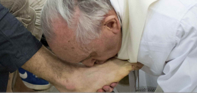 Папа Римский омыл и поцеловал ноги зеку из Молдовы