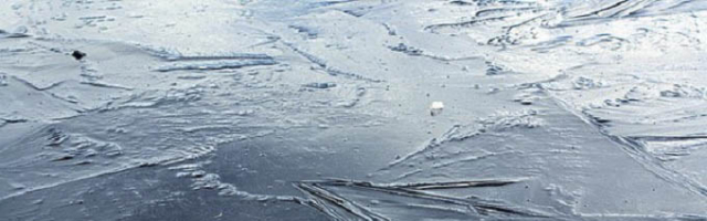 Спасатели вытащили из озера Mercedes, провалившийся под лед