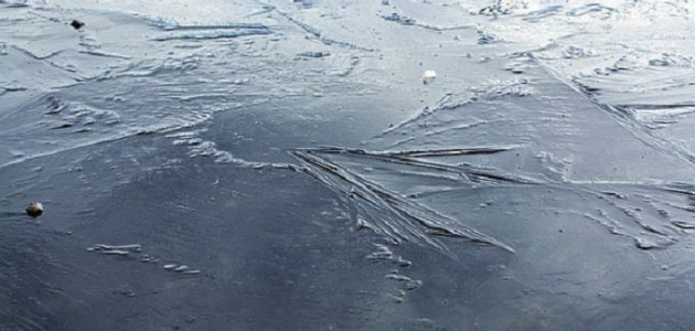 Спасатели вытащили из озера Mercedes, провалившийся под лед