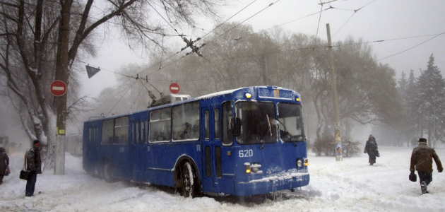 Жители столицы на руках выносили троллейбусы из снежных заносов