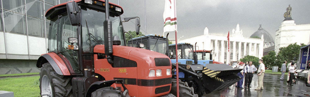 Молдова получит в подарок от Беларуси тракторы и МАЗы