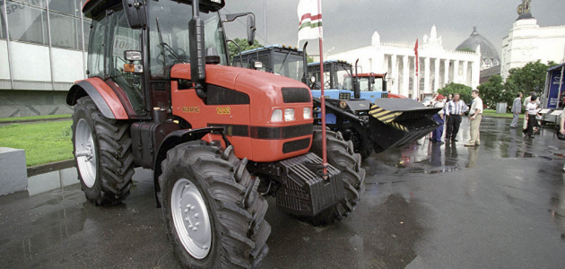Молдова получит в подарок от Беларуси тракторы и МАЗы