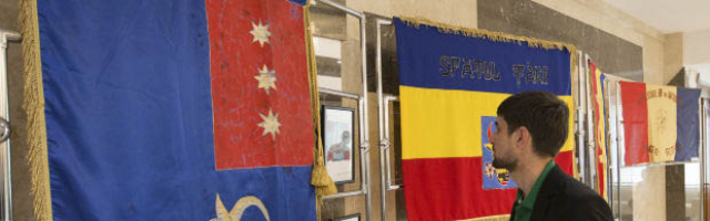 В парламенте открылась выставка молдавских флагов