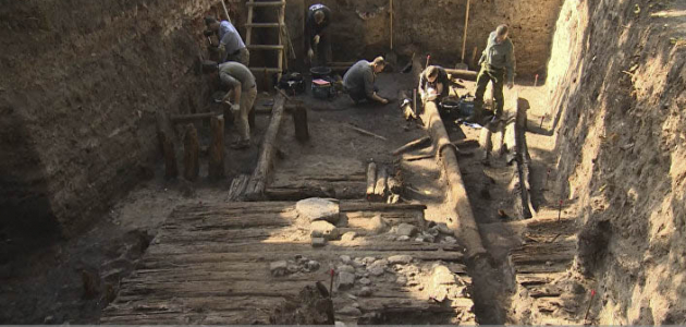 Раскопки под Яловенами в древнем поселении XIV века
