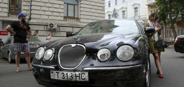 В Одессе Jaguar с приднестровскими номерами протаранил 5 машин