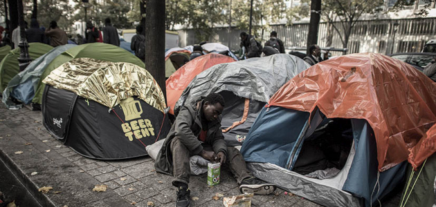 В Париже полиция эвакуирует два лагеря мигрантов