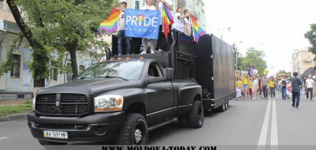 ЛГТБ-марш в Киеве возглавили геи и лесбиянки из Молдовы