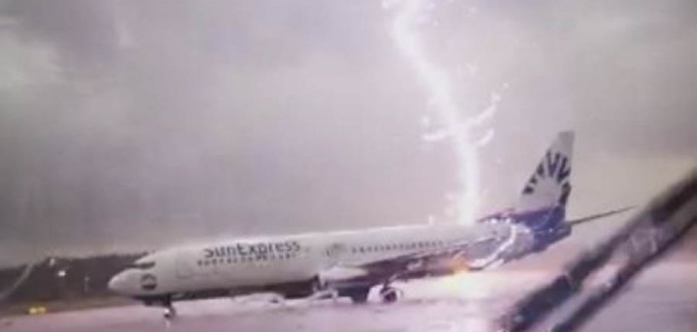 Молния ударила в пассажирский самолёт