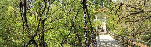 В парке “Долина Роз” приступили к восстановлению мостов