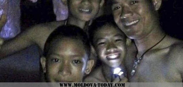 В пещере в Тайланде остаются еще восемь детей и тренер