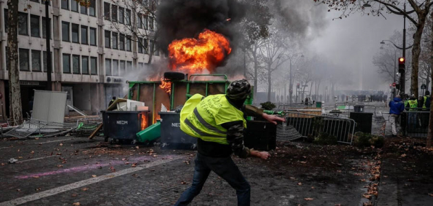 Кризис во Франции: вводят чрезвычайное положение