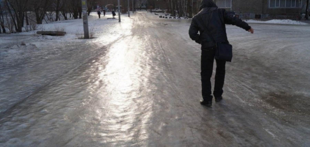 Гололед в Молдове: на тротуарах сыплют соль