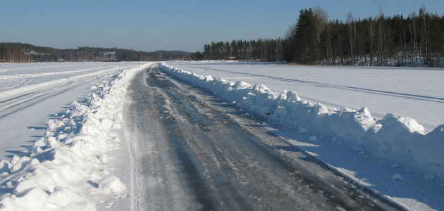 Pe mai multe trasee din Moldova s-a format ghețuș