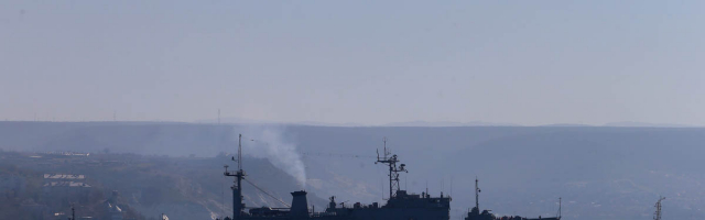 В Керченском проливе загорелись два корабля