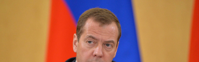 Соцопрос: 53% россиян хотят отставки правительства Медведева