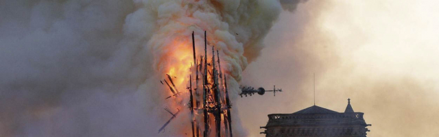 Пожар в соборе Парижской Богоматери потушили (ФОТО)