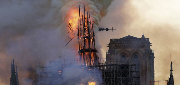 Пожар в соборе Парижской Богоматери потушили (ФОТО)