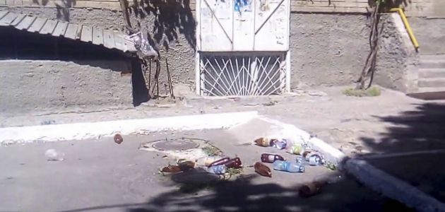 В центре Кишинева неизвестный разбросал мусор (ВИДЕО)