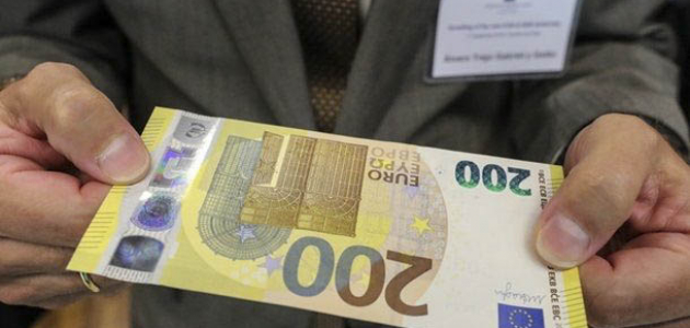 В ЕС ввели в обращение новые банкноты 100 и 200 евро (ФОТО)