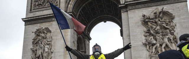 В Париже снова начались митинги “желтых жилетов”