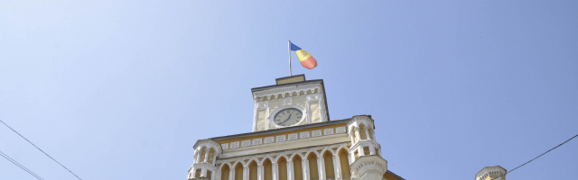 Часы на здании мэрии Кишинева ремонтируют