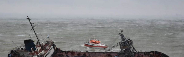 В Одессе с затонувшего танкера «Делфи» продолжает выливаться топливо
