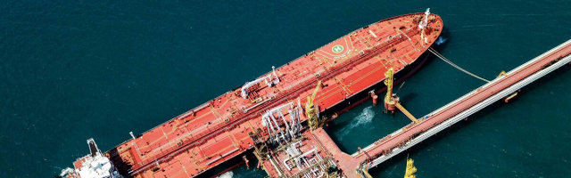 В Китае нефтяной танкер столкнулся с баржей