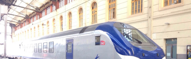 Во Франции около тысячи пассажиров на сутки застряли в поезде
