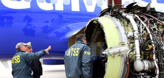 У самолета Boeing в полете оторвалась обшивка двигателя