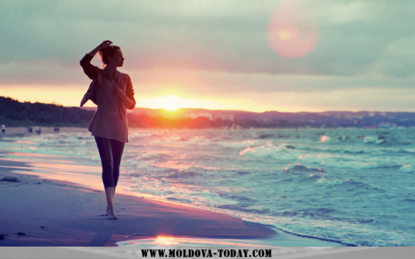 mood-girl-sand-sea-beach-sunset-background-1680x1050