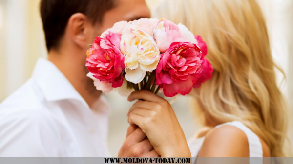 happy-couple-kiss-flowers