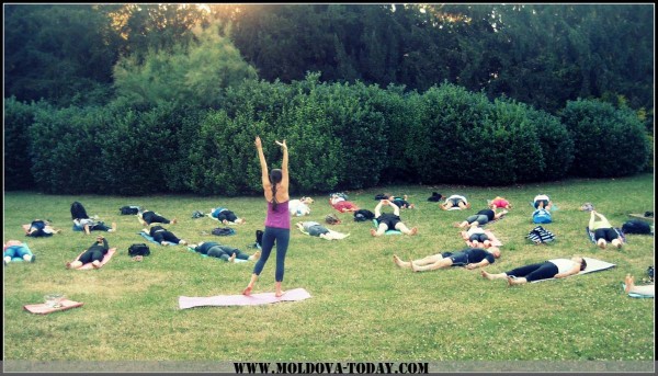 yoga-v-parku