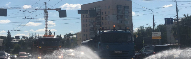 Улицы столицы начали поливать водой